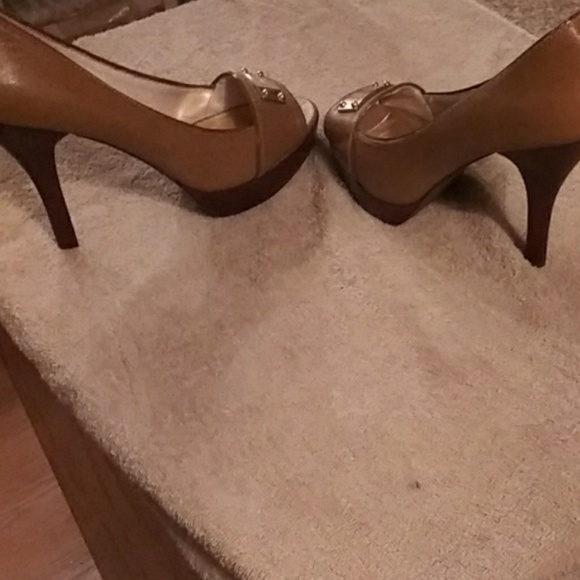 MICHEAL KORS HEELS - Picture 3 of 6